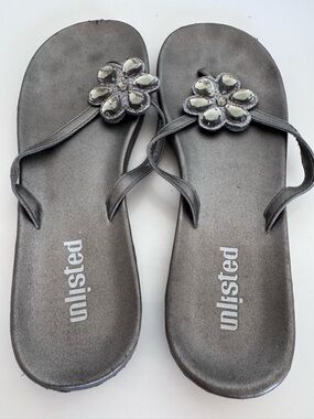 Unlisted by Kenneth Cole Metallic Gray Flower Jewel Lightweight Thong Sandals